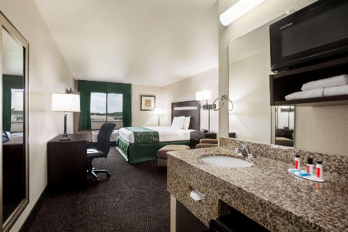 Travelodge by Wyndham Livonia image 1