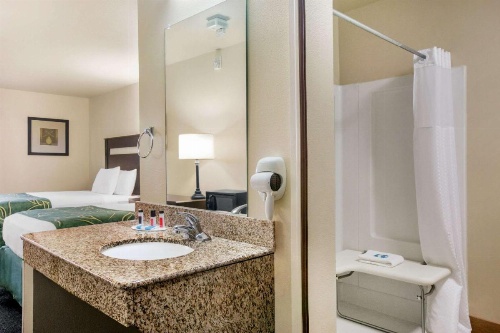 Travelodge by Wyndham Livonia image 11