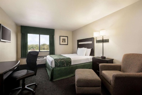 Travelodge by Wyndham Livonia image 12