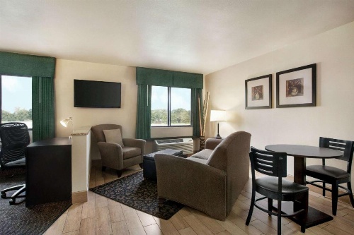 Travelodge by Wyndham Livonia image 13
