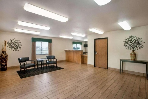 Travelodge by Wyndham Livonia image 14