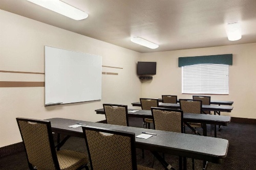 Travelodge by Wyndham Livonia image 15