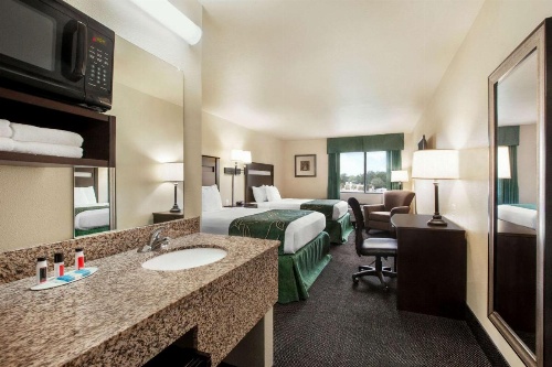 Travelodge by Wyndham Livonia image 16