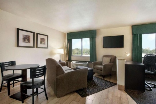 Travelodge by Wyndham Livonia image 17