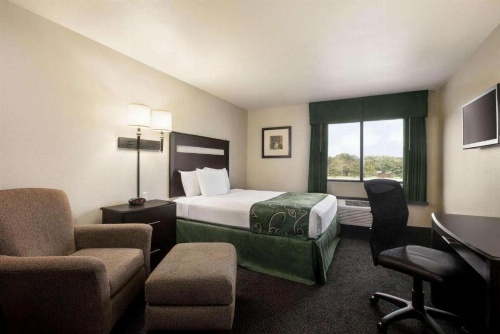 Travelodge by Wyndham Livonia image 20