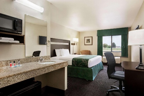 Travelodge by Wyndham Livonia image 3