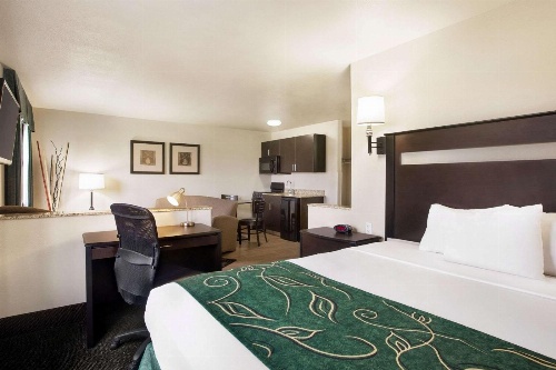 Travelodge by Wyndham Livonia image 4