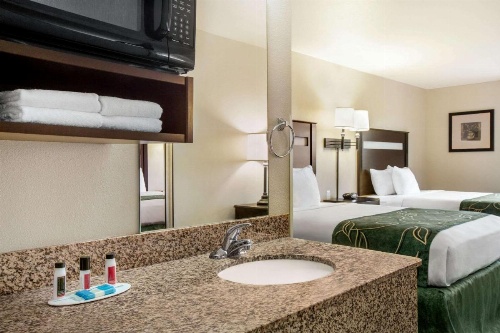 Travelodge by Wyndham Livonia image 5
