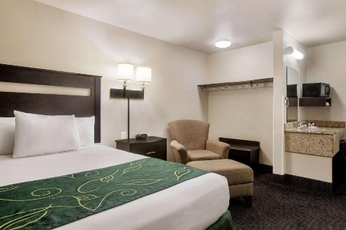 Travelodge by Wyndham Livonia image 6