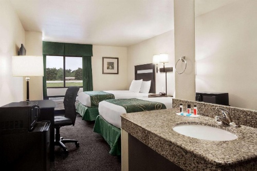 Travelodge by Wyndham Livonia image 8
