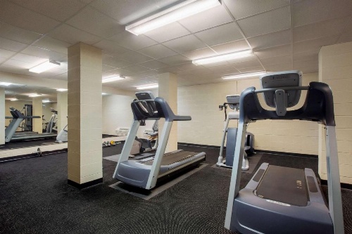 Travelodge by Wyndham Livonia image 9